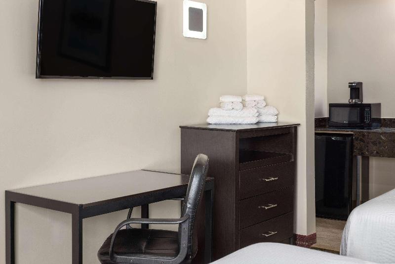 Travelodge by Wyndham Manhasset image
