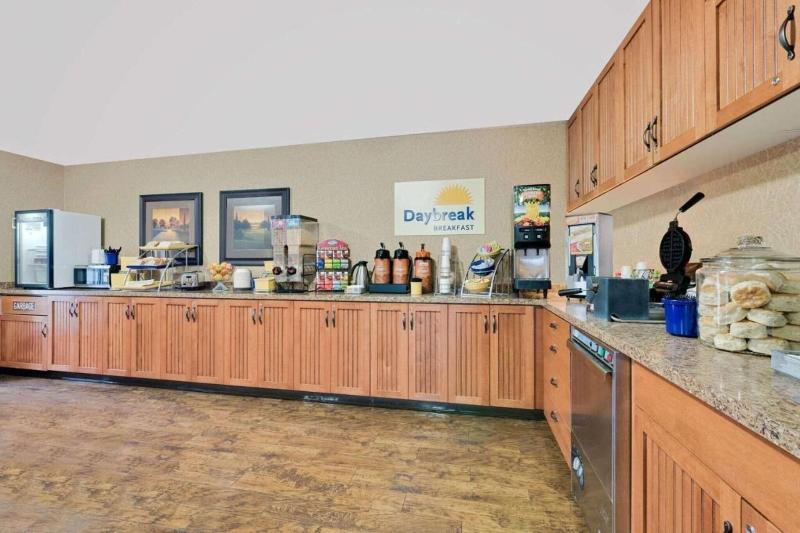 Days Inn by Wyndham International Falls image 1