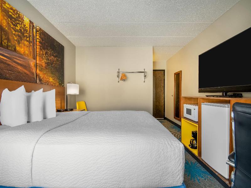Days Inn by Wyndham International Falls image