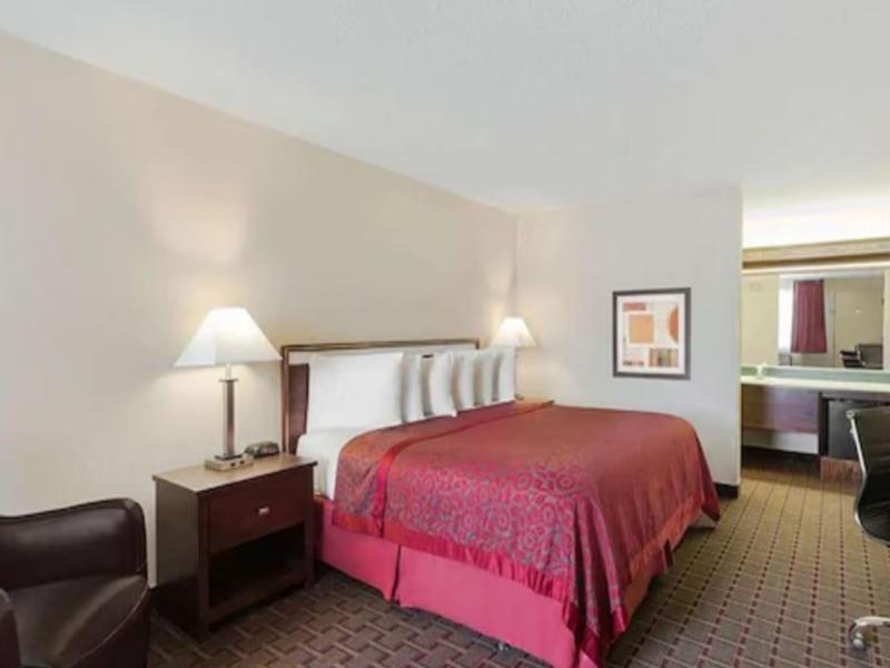 Days Inn by Wyndham Auburn photo 17