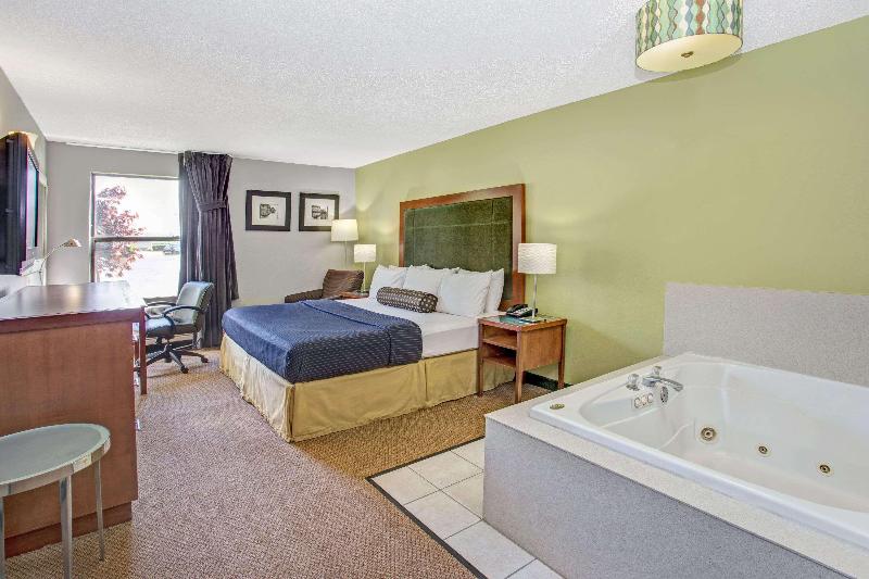 Days Inn by Wyndham Great Lakes Naval Base image