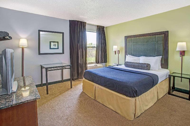 Days Inn by Wyndham Great Lakes Naval Base image