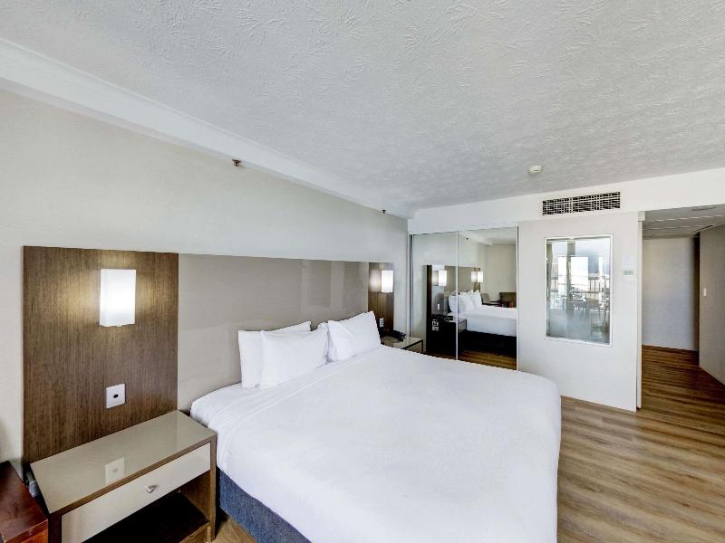 Novotel Surfers Paradise image