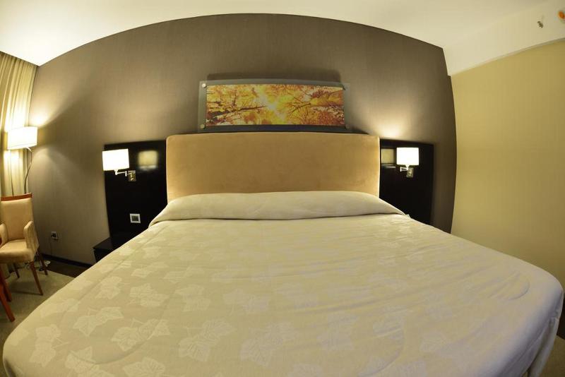 Howard Johnson Resort Spa & Convention Center Luja — photo 4