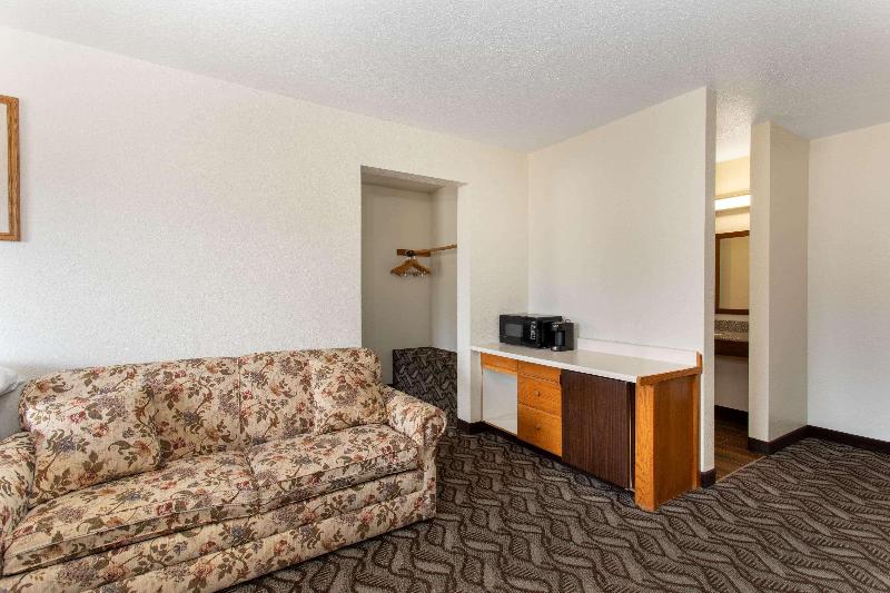 Super 8 by Wyndham Dubois image 2