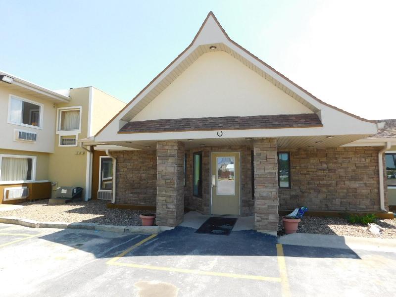 Days Inn by Wyndham West Branch Iowa City Area image
