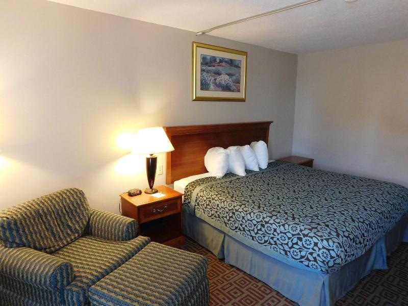 Days Inn by Wyndham West Branch Iowa City Area image