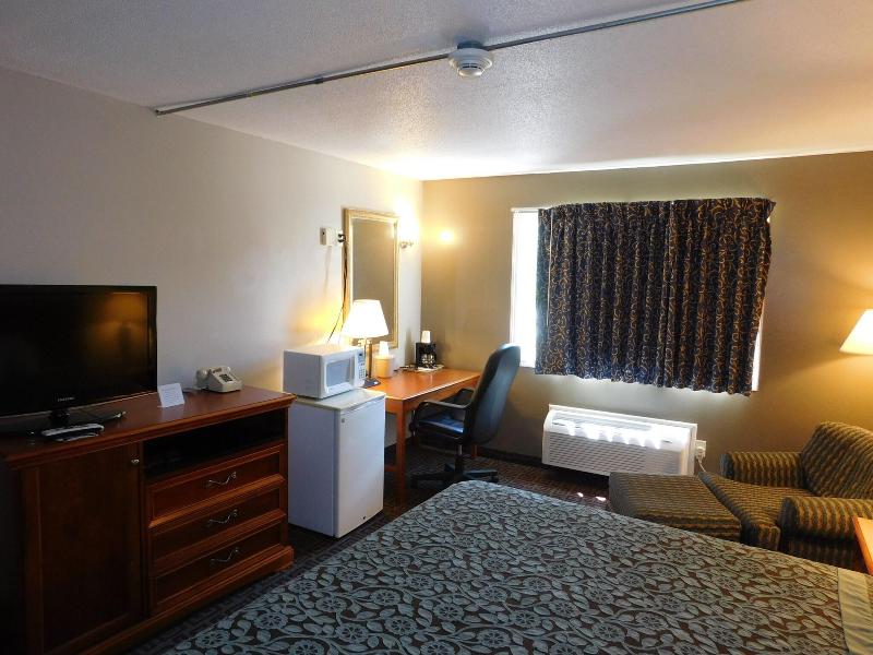 Days Inn by Wyndham West Branch Iowa City Area image