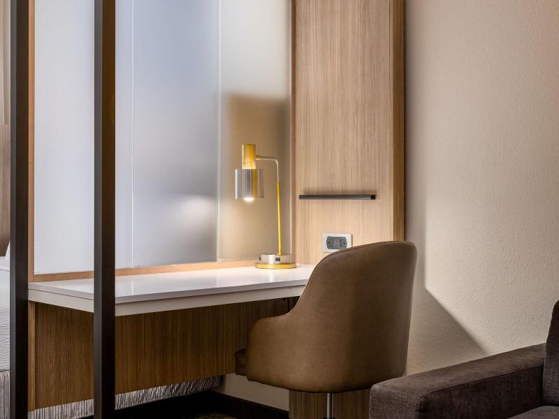 Holiday Inn Express & Suites Sarasota Bradenton image