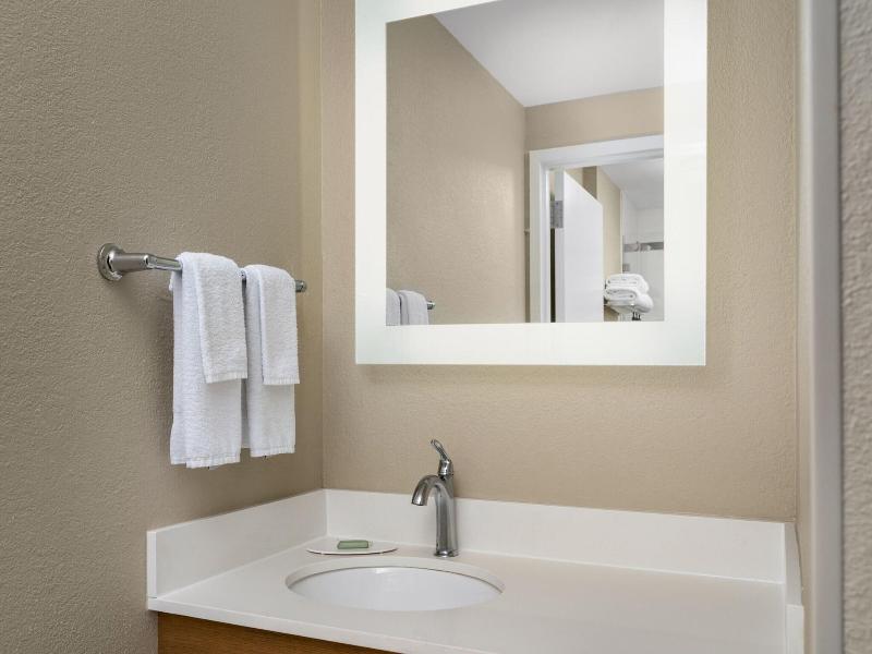 Holiday Inn Express & Suites Sarasota Bradenton image