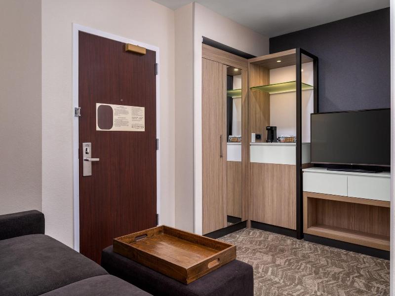 Holiday Inn Express & Suites Sarasota Bradenton image