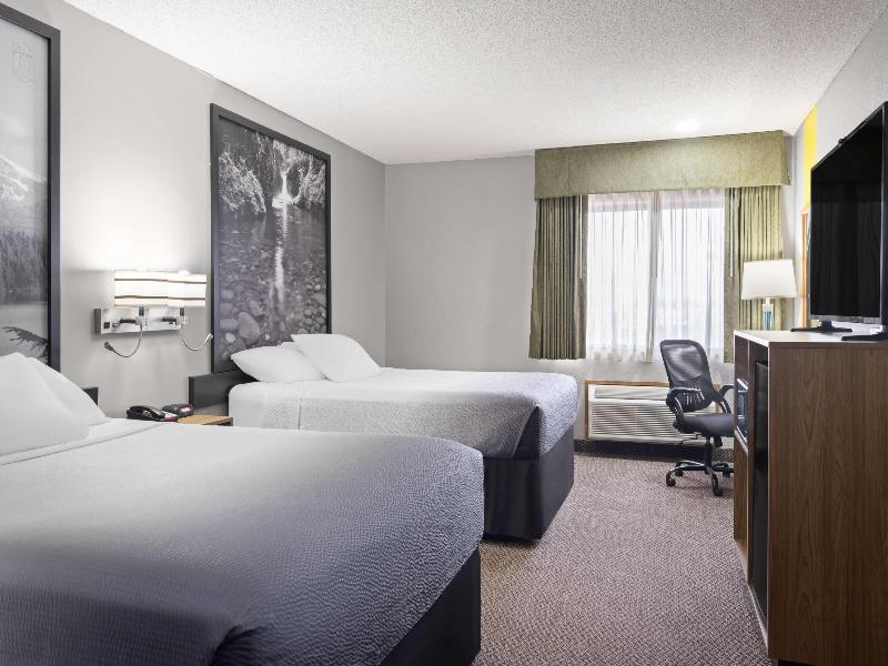 Super 8 by Wyndham Baker City image