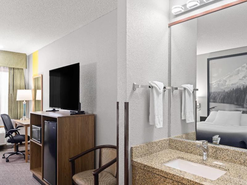 Super 8 by Wyndham Baker City image