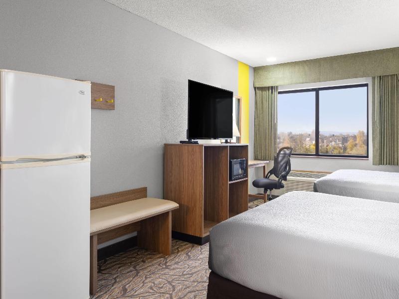 Super 8 by Wyndham Baker City image
