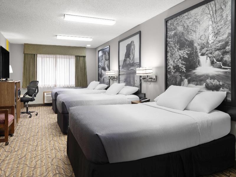 Super 8 by Wyndham Baker City image
