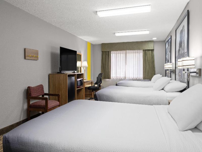 Super 8 by Wyndham Baker City image