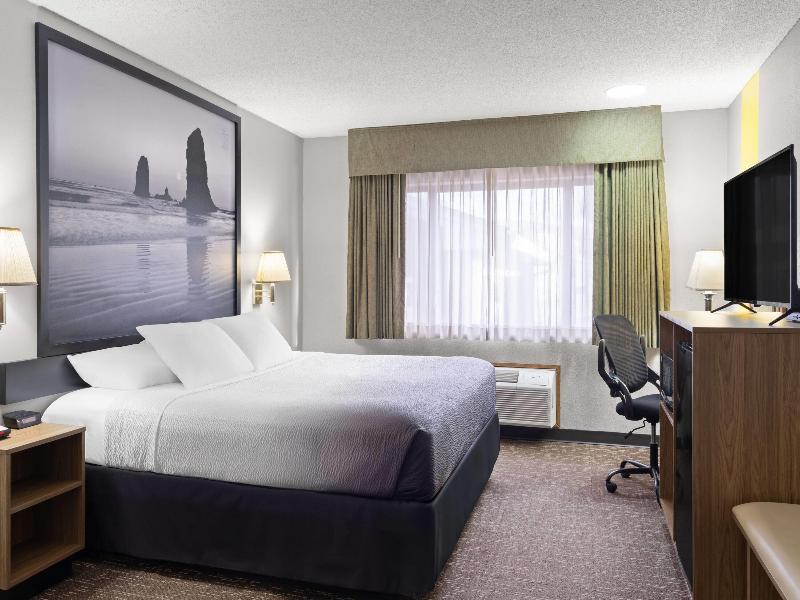 Super 8 by Wyndham Baker City image