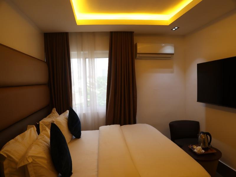 Bolton White Residence image