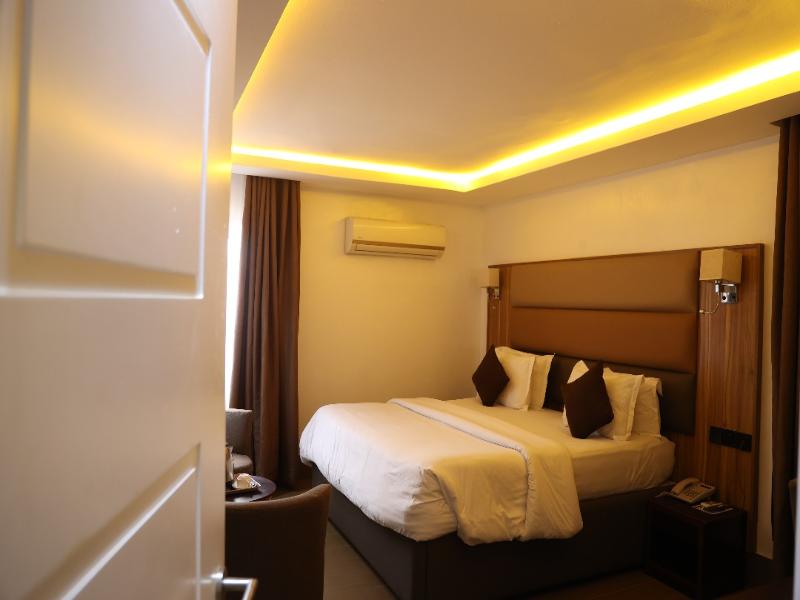 Bolton White Residence image