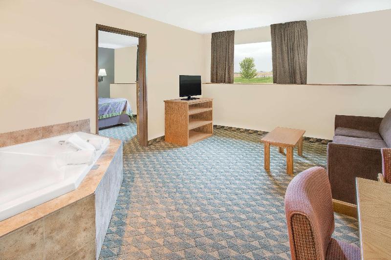 Super 8 by Wyndham Darlington image 2