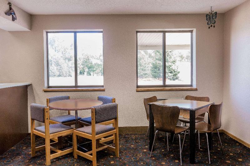Super 8 By Wyndham Madison image 6