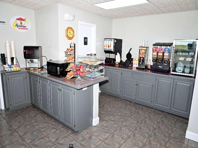 Super 8 by Wyndham Higginsville