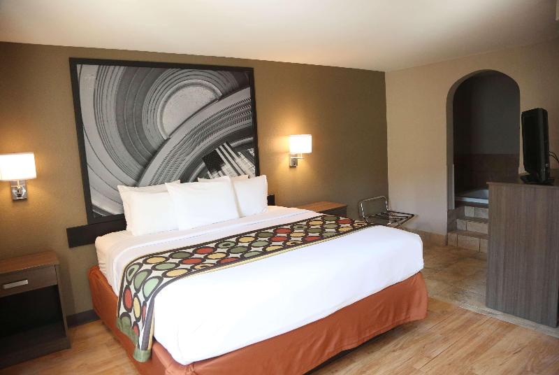 Super 8 by Wyndham Portsmouth image