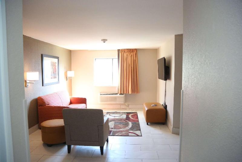 Super 8 by Wyndham Portsmouth image
