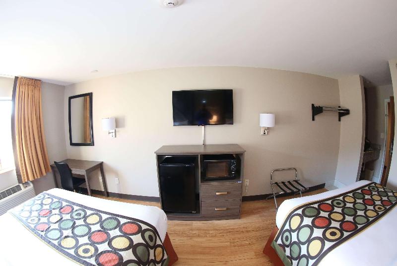 Super 8 by Wyndham Portsmouth image