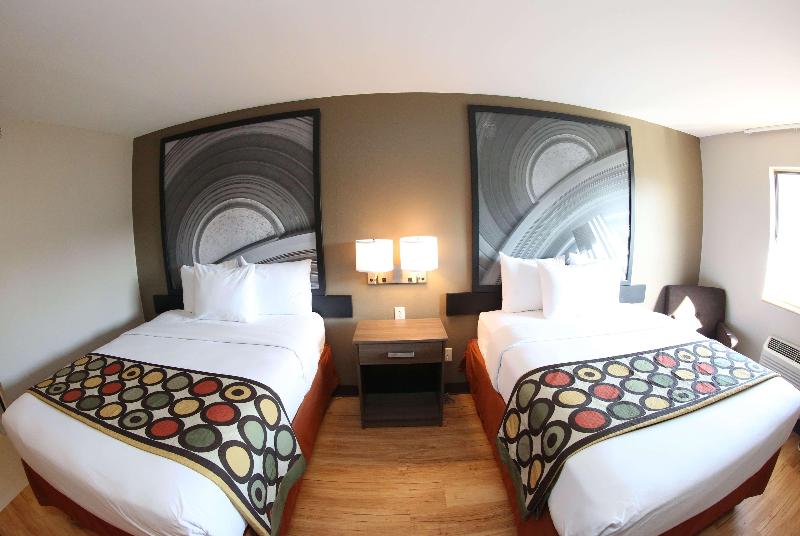 Super 8 by Wyndham Portsmouth image