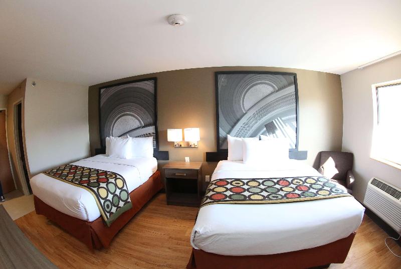 Super 8 by Wyndham Portsmouth image