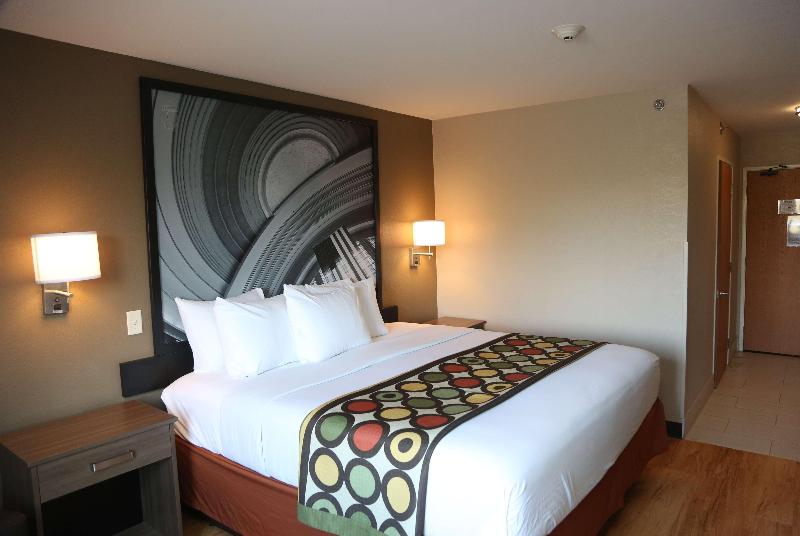 Super 8 by Wyndham Portsmouth image