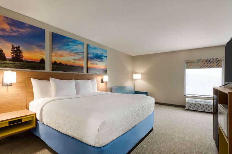 Days Inn by Wyndham Hillsboro image 6