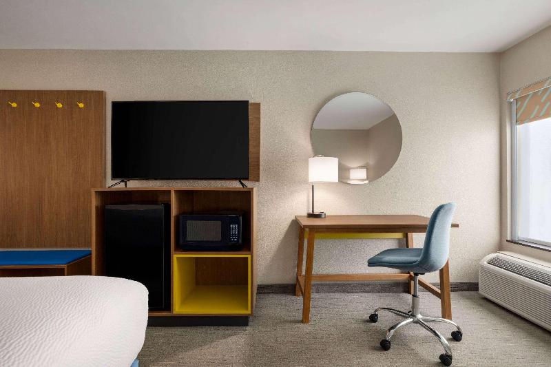 Days Inn by Wyndham Hillsboro image