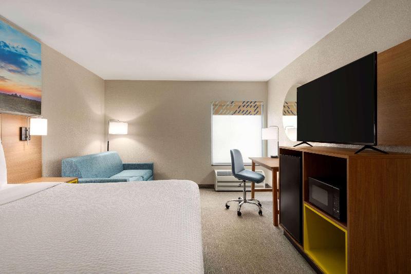 Days Inn by Wyndham Hillsboro image