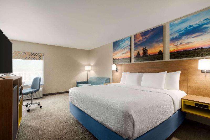 Days Inn by Wyndham Hillsboro image 10