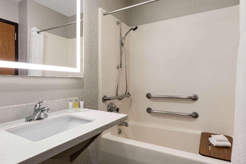 Days Inn by Wyndham Hillsboro image