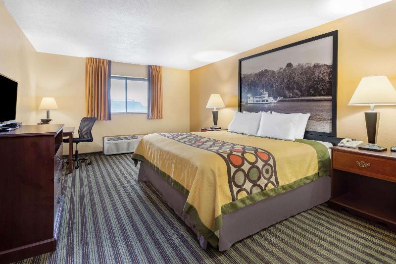Super 8 by Wyndham Iowa Falls image 5