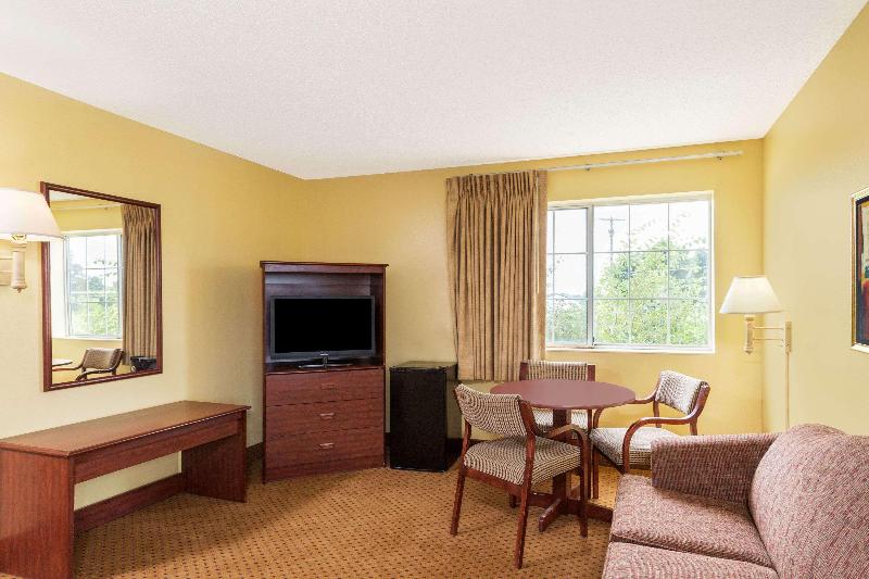 Super 8 By Wyndham Osage image