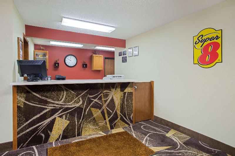 Super 8 by Wyndham Charles City image 8