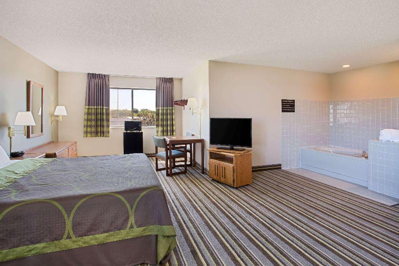 Super 8 by Wyndham Charles City image 4