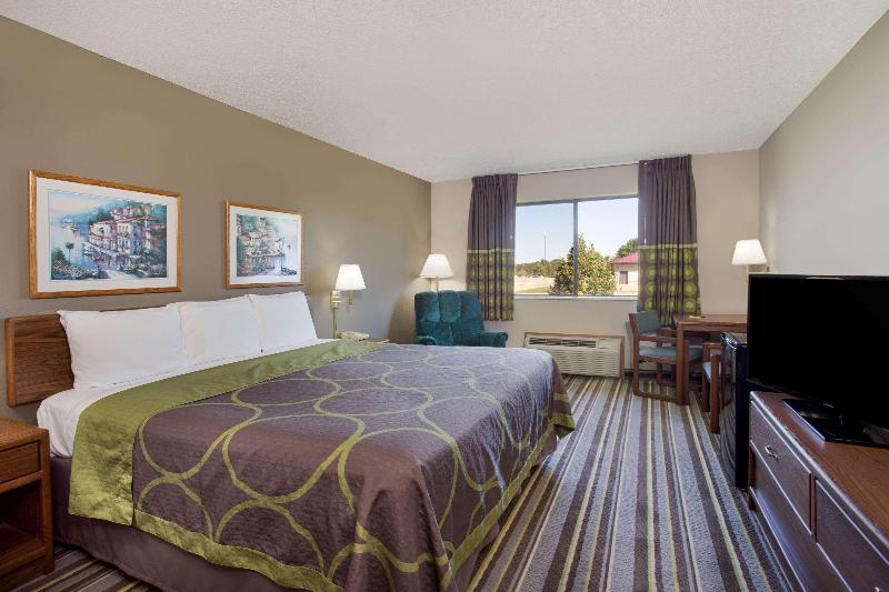 Super 8 by Wyndham Charles City image 2
