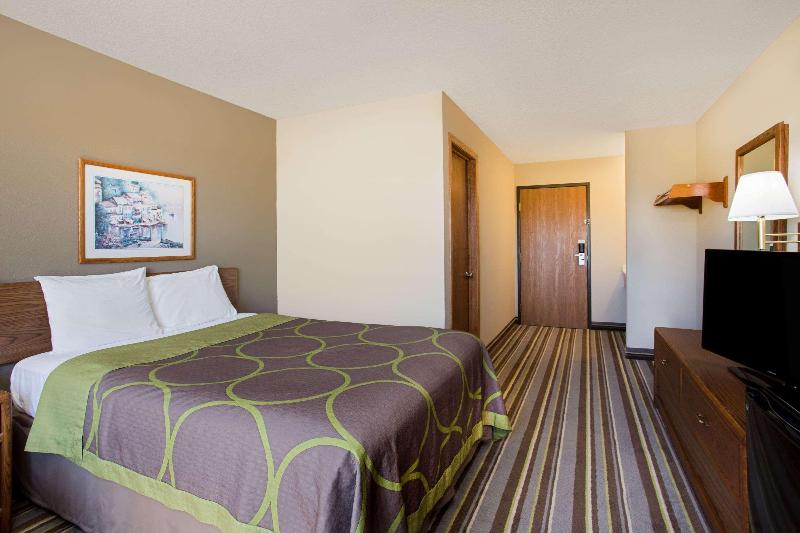 Super 8 by Wyndham Charles City image