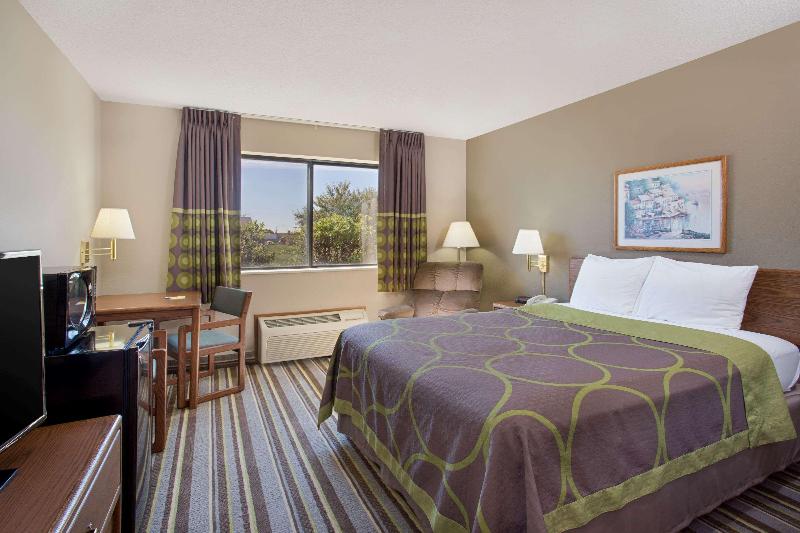 Super 8 by Wyndham Charles City image