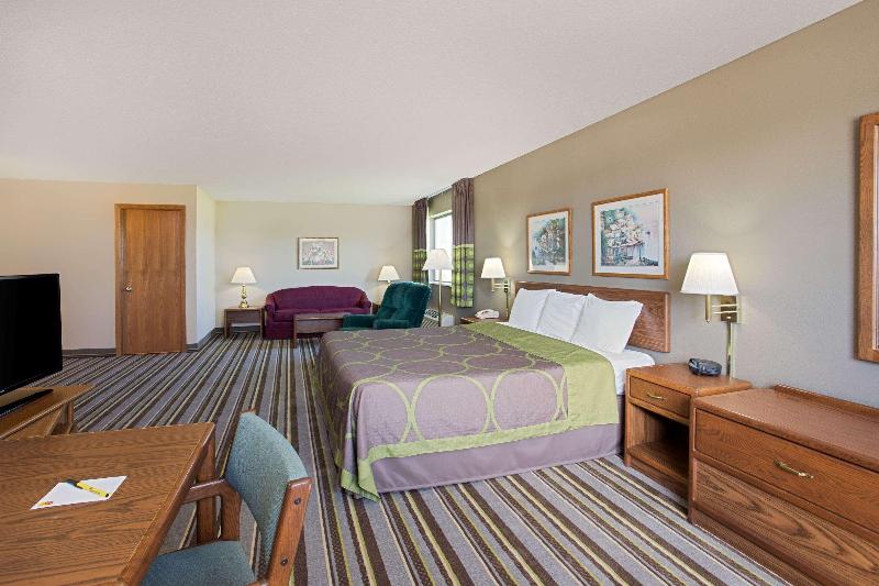 Super 8 by Wyndham Charles City image 7