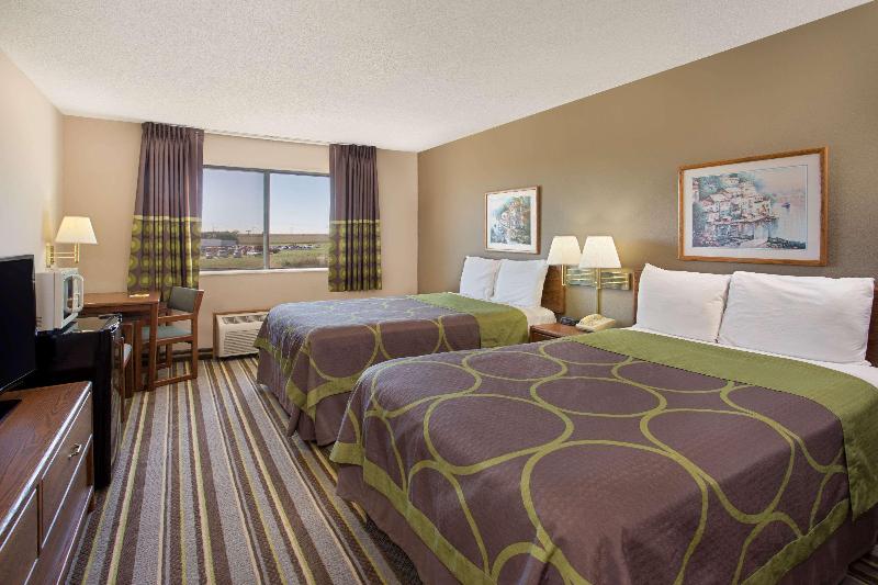 Super 8 by Wyndham Charles City image 5