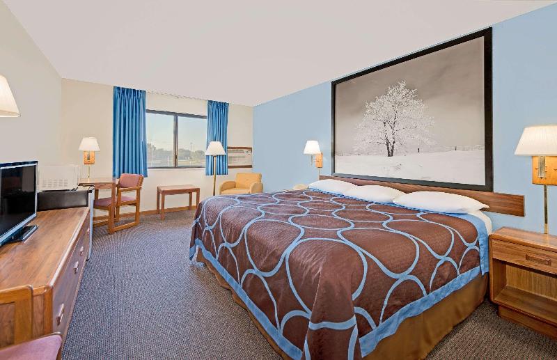 Super 8 by Wyndham Centerville image 4