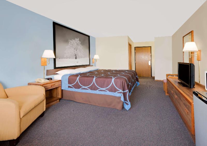 Super 8 by Wyndham Centerville image 9