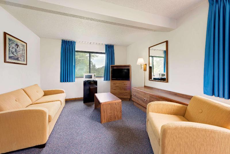 Super 8 by Wyndham Centerville image