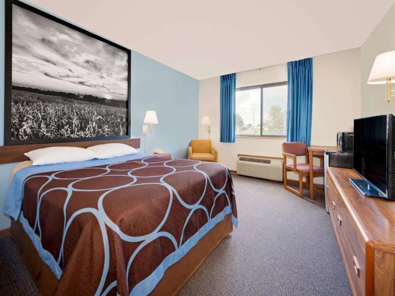 Super 8 by Wyndham Centerville image 2